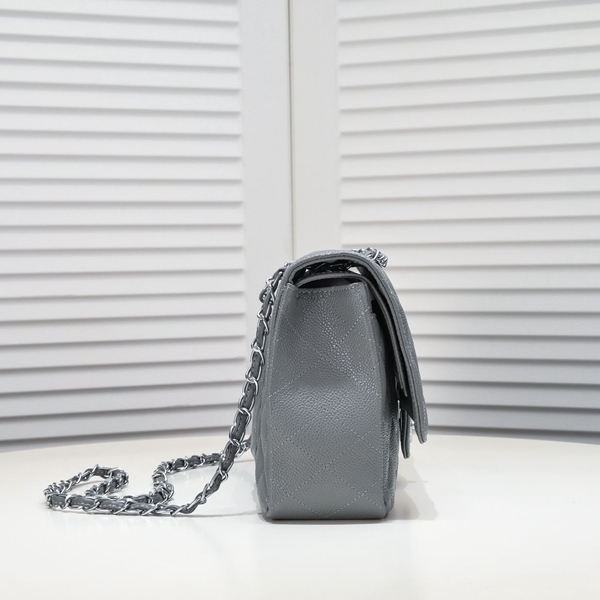 シャネルバッグ背面デザイン